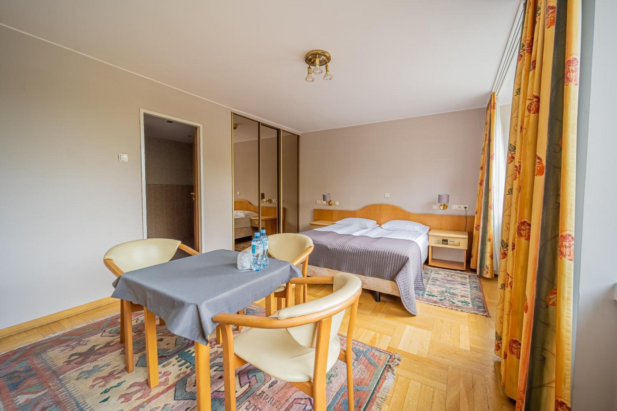 Hotel Mazowiecki Lodz Bagian luar foto