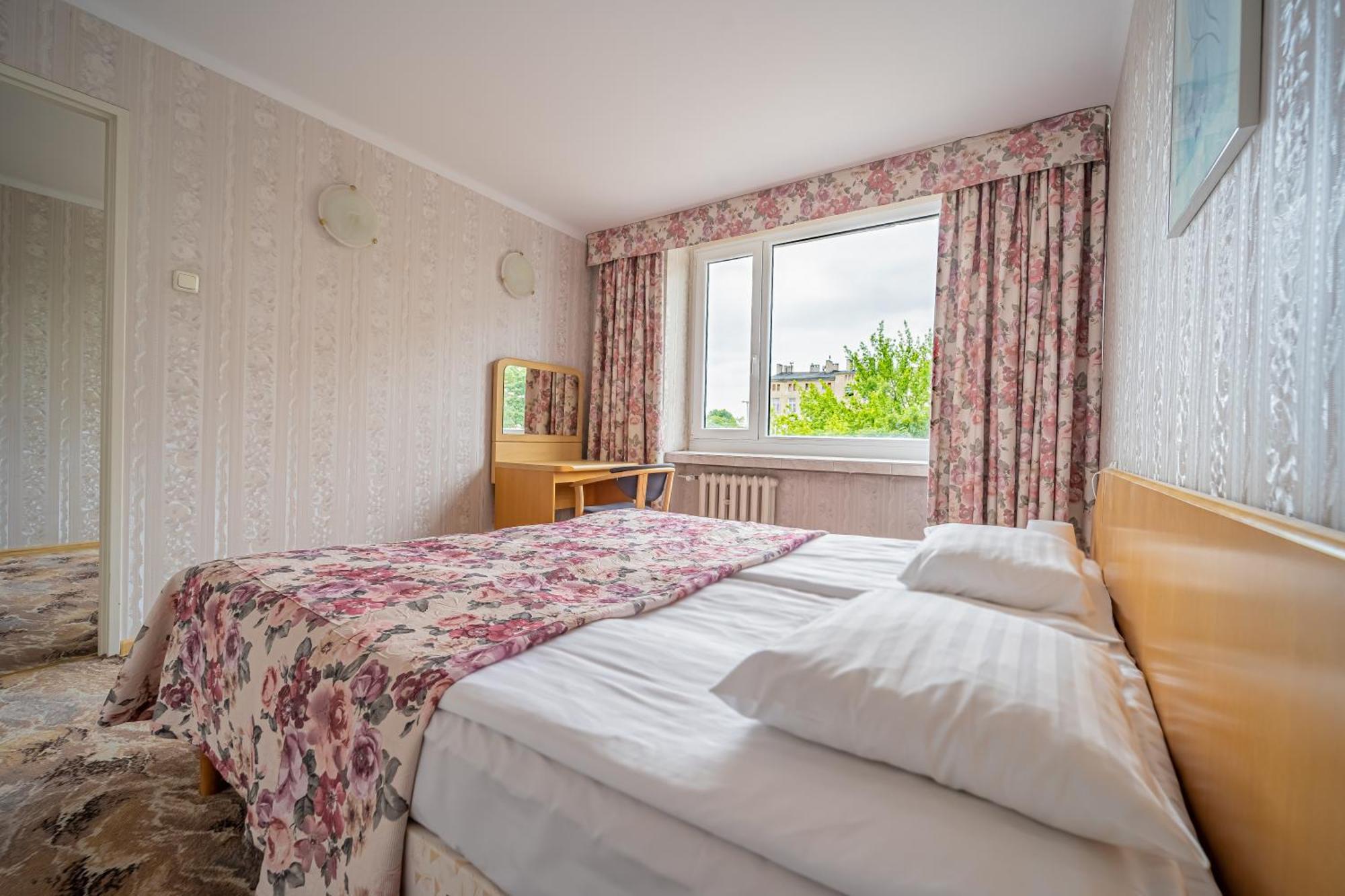 Hotel Mazowiecki Lodz Bagian luar foto