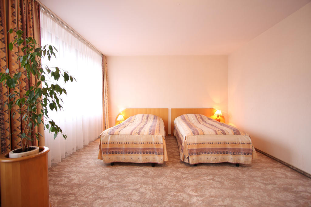 Hotel Mazowiecki Lodz Bagian luar foto